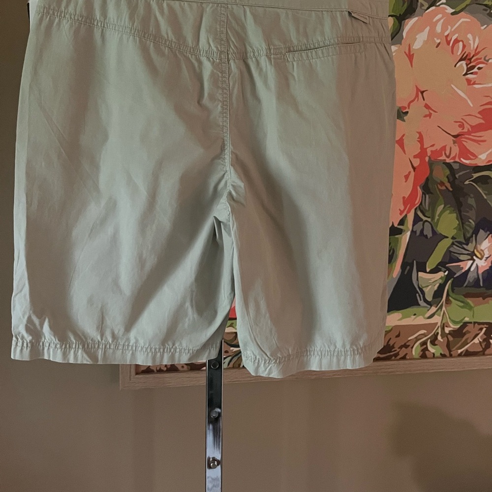 LAST CHANCE NWT Columbia shorts woman’s US size 14. Kaki color (Fossil).